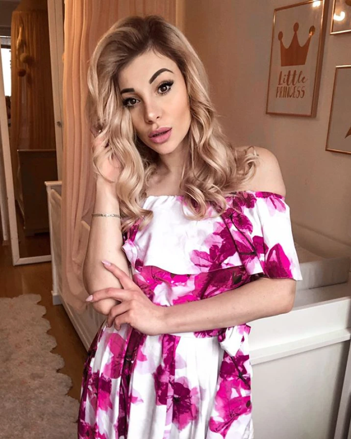 Rochia lungă cu imprimeu floral roz și alb are un design elegant, cu umerii dezgoliți, adăugând un aer romantic și feminin. Materialul fluid și croiala lejeră oferă confort și stil, fiind ideală pentru evenimente speciale.