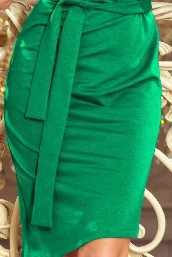 Rochia verde smarald are un design asimetric elegant, accentuat de o curea subțire în talie. Materialul moale și fluid conferă o notă sofisticată și modernă.