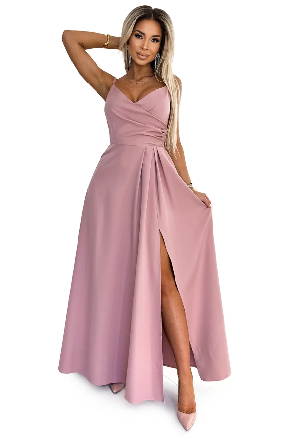 Rochie maxi elegantă de culoare roz, cu bretele subțiri și un design drapat în partea superioară. Fusta lungă are o deschidere laterală, adăugând un aer sofisticat și feminin.