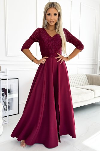 Elegancka długa sukienka Amber w kolorze głębokiego burgundu, z koronkową górą i rozkloszowanym dołem, idealnie podkreśla sylwetkę. Sukienka Amber to doskonały wybór na wyjątkowe okazje, łączący klasykę z nowoczesnym stylem.}