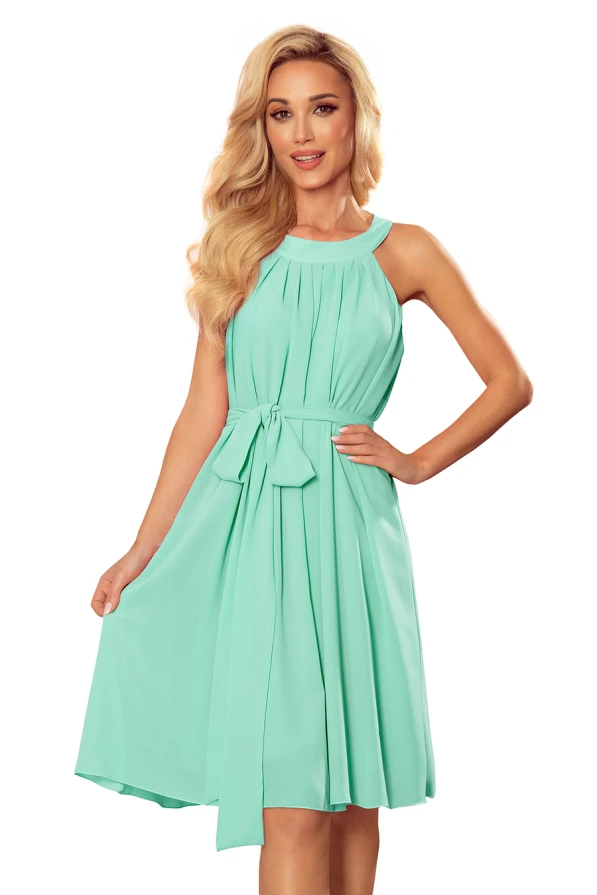Rochia din șifon Alizee este de un verde mentă delicat, cu un design elegant și plisat. Are o curea subțire în talie, care adaugă un plus de feminitate și rafinament.
