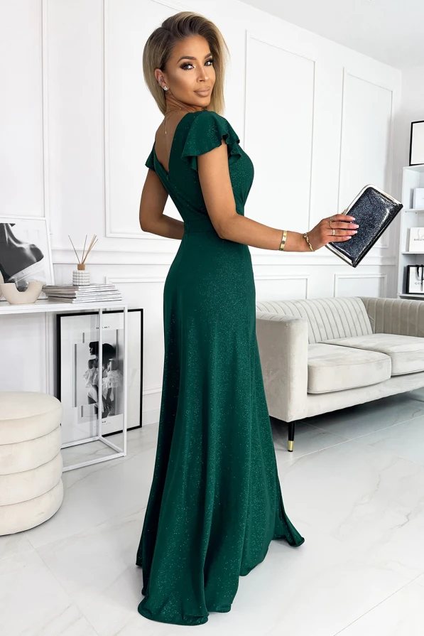 Rochie elegantă de seară, de culoare verde smarald, cu un design strălucitor și mâneci scurte. Ținuta este completată de un clutch negru, adăugând un plus de rafinament.