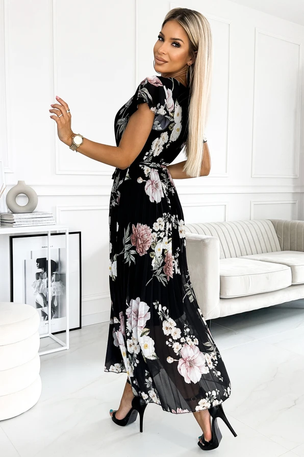 Rochia plisată Lisa este elegantă și feminină, având un imprimeu floral delicat pe un fundal negru. Materialul ușor și croiala fluidă oferă un aspect rafinat și confortabil, ideal pentru ocazii speciale.