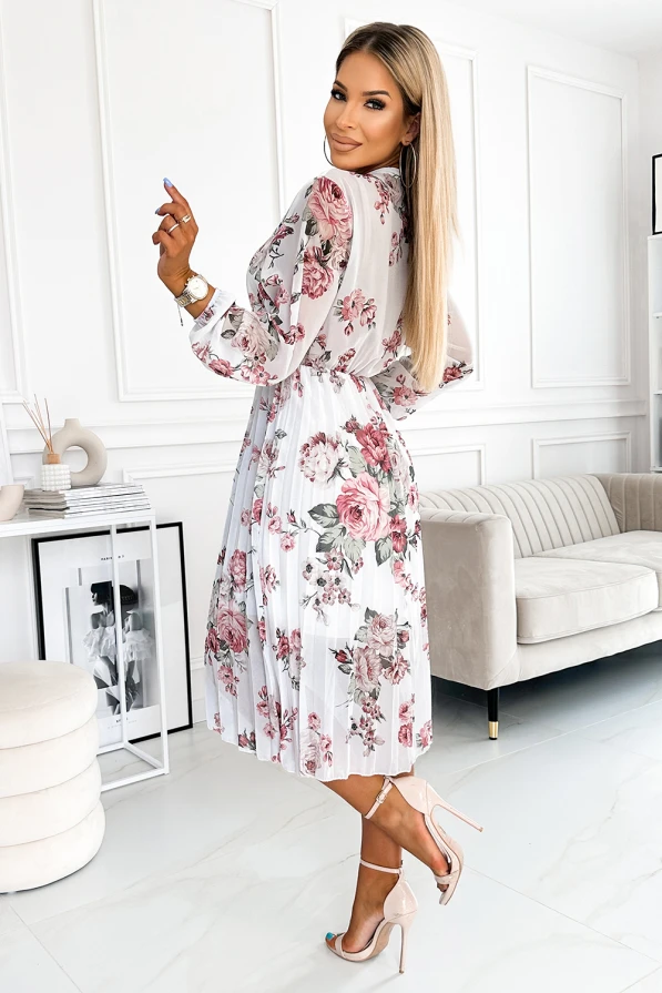 Rochia plisată Carla este decorată cu un imprimeu floral delicat, oferind un aspect elegant și feminin. Materialul ușor și croiala fluidă asigură confort și stil, fiind ideală pentru ocazii speciale.