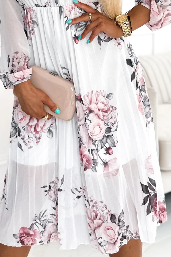 Rochia plisată Carla este decorată cu un imprimeu floral delicat în nuanțe de roz și gri, oferind un aspect elegant și feminin. Materialul ușor și croiala lejeră asigură confort și rafinament, fiind ideală pentru ocazii speciale.