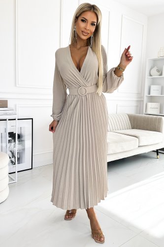 Na zdjęciu znajduje się elegancka sukienka Viviana z plisowanym dołem i długimi rękawami, idealna na wyjątkowe okazje. Sukienka Viviana ma subtelny pasek z ozdobną klamrą, podkreślający talię.}