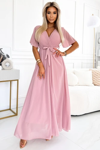 Rochia lungă roz este elegantă, cu un design plisat și un cordon în talie care accentuează silueta. Materialul ușor și mânecile scurte adaugă un plus de rafinament și confort.}